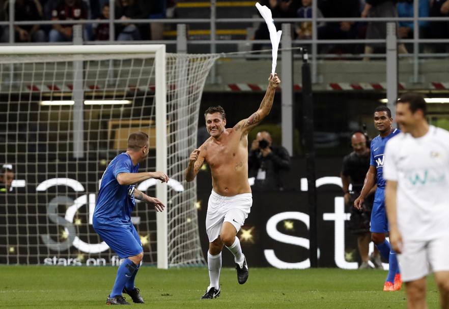 La folle esultanza di Bobo Vieri, mandato in gol proprio da Pirlo. Ap